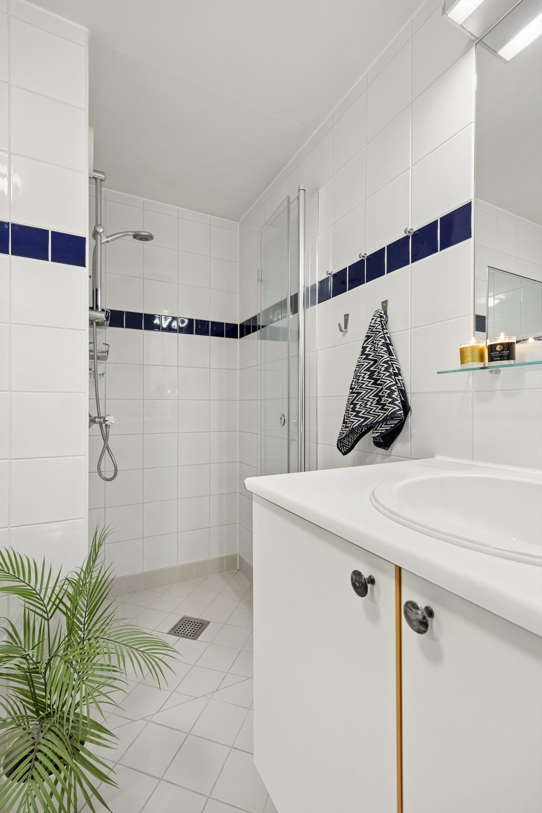 Innredningen består av en nedfelt servant i benkeskap, vegghengt toalett og en dusjnisje med glassvegg. Rommet har også opplegg for vaskemaskin. Galleribilde