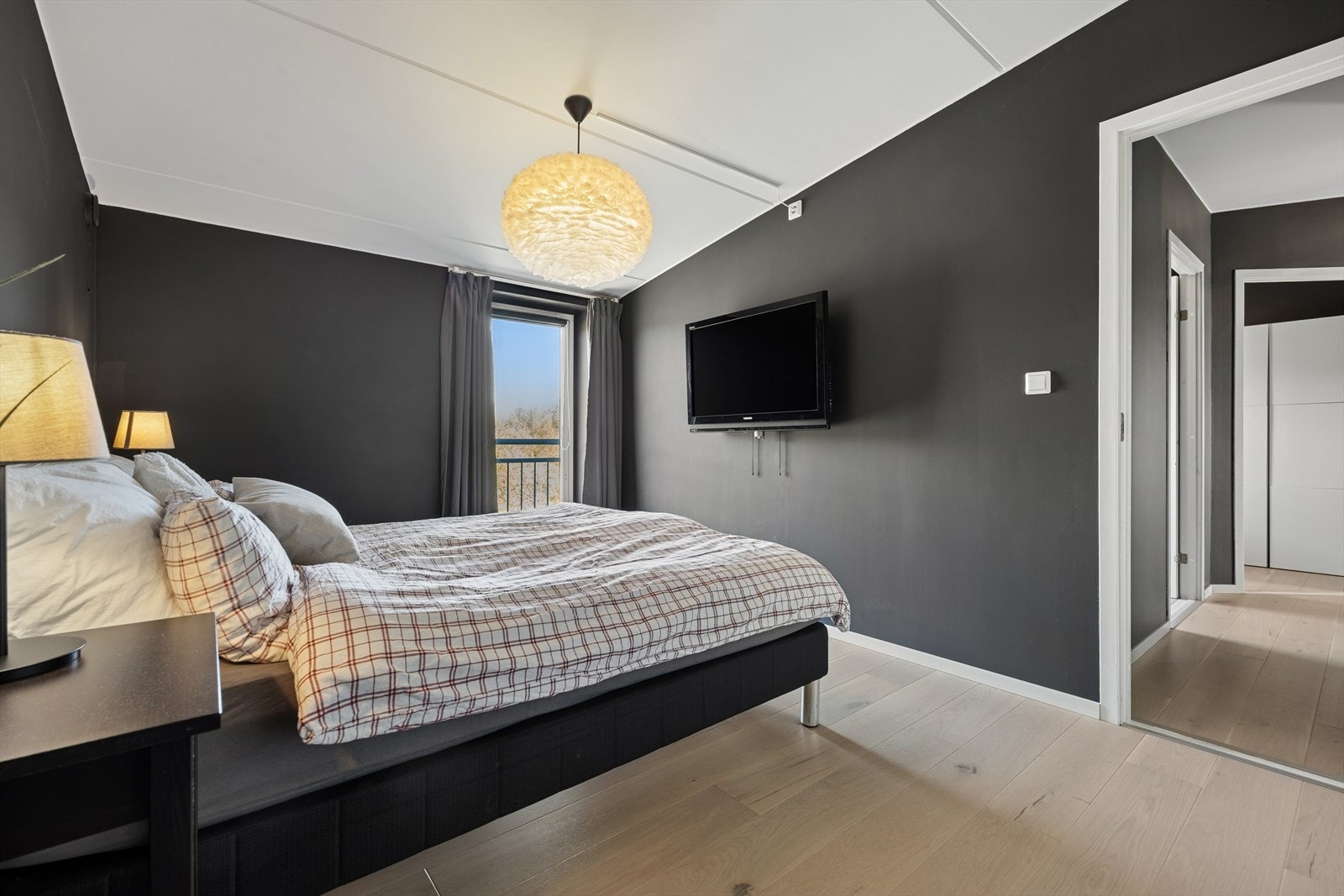 Hovedsoverommet har tilknytning til et romslig walk-in-closet/bod. Galleribilde