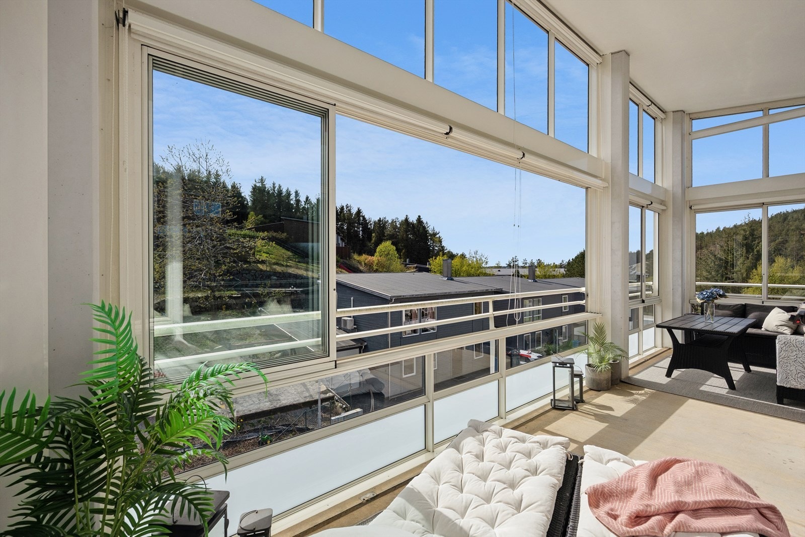 Glassflatene kan skyves til side for en mer åpen følelse på varme dager. Galleribilde