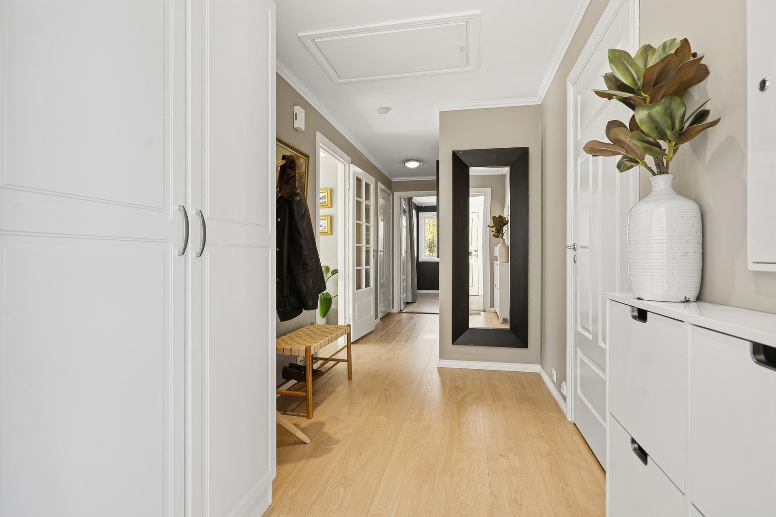 Entréen gir et hyggelig førsteinntrykk og har medfølgende garderobe og skoskap. Speilet følger med leiligheten Galleribilde
