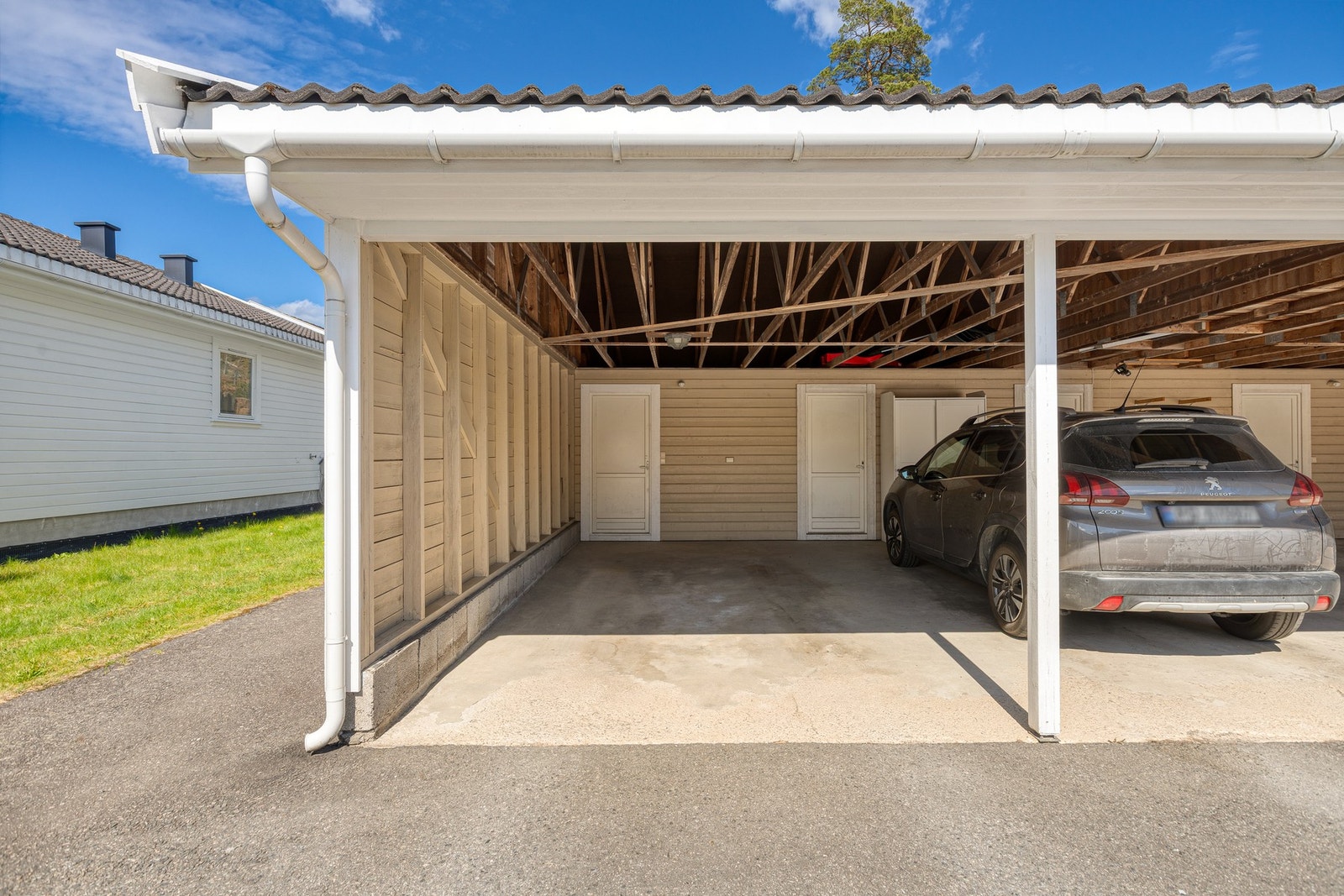 Carport og tilliggende bod. Denne ligger praktisk til, nær leiligheten slik at en kan trekke bort hageslange og vaske bilen. Gjester kan stå foran carporten Galleribilde