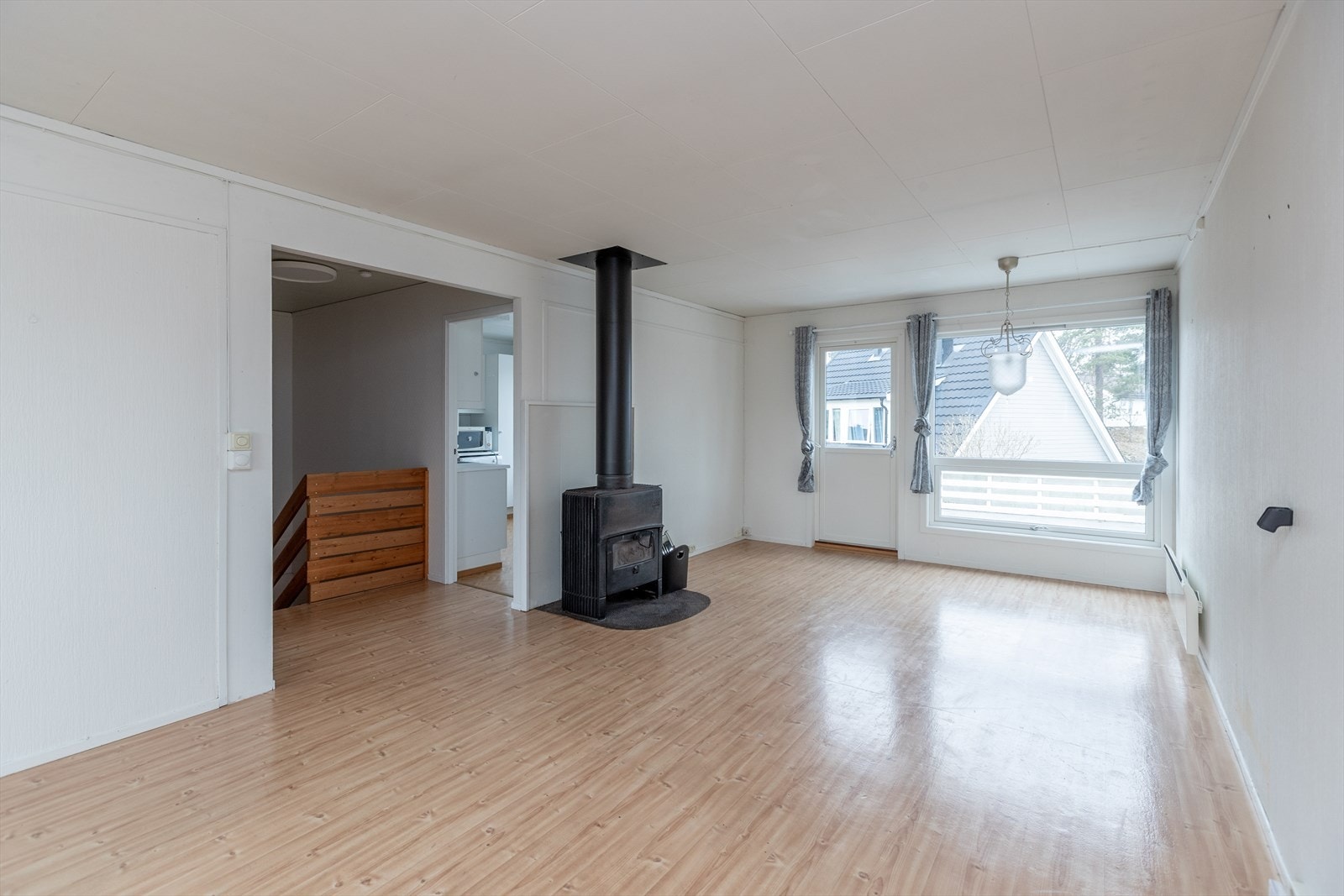 Store vinduer i stuen gir rikelig med naturlig lysinnslipp. Galleribilde