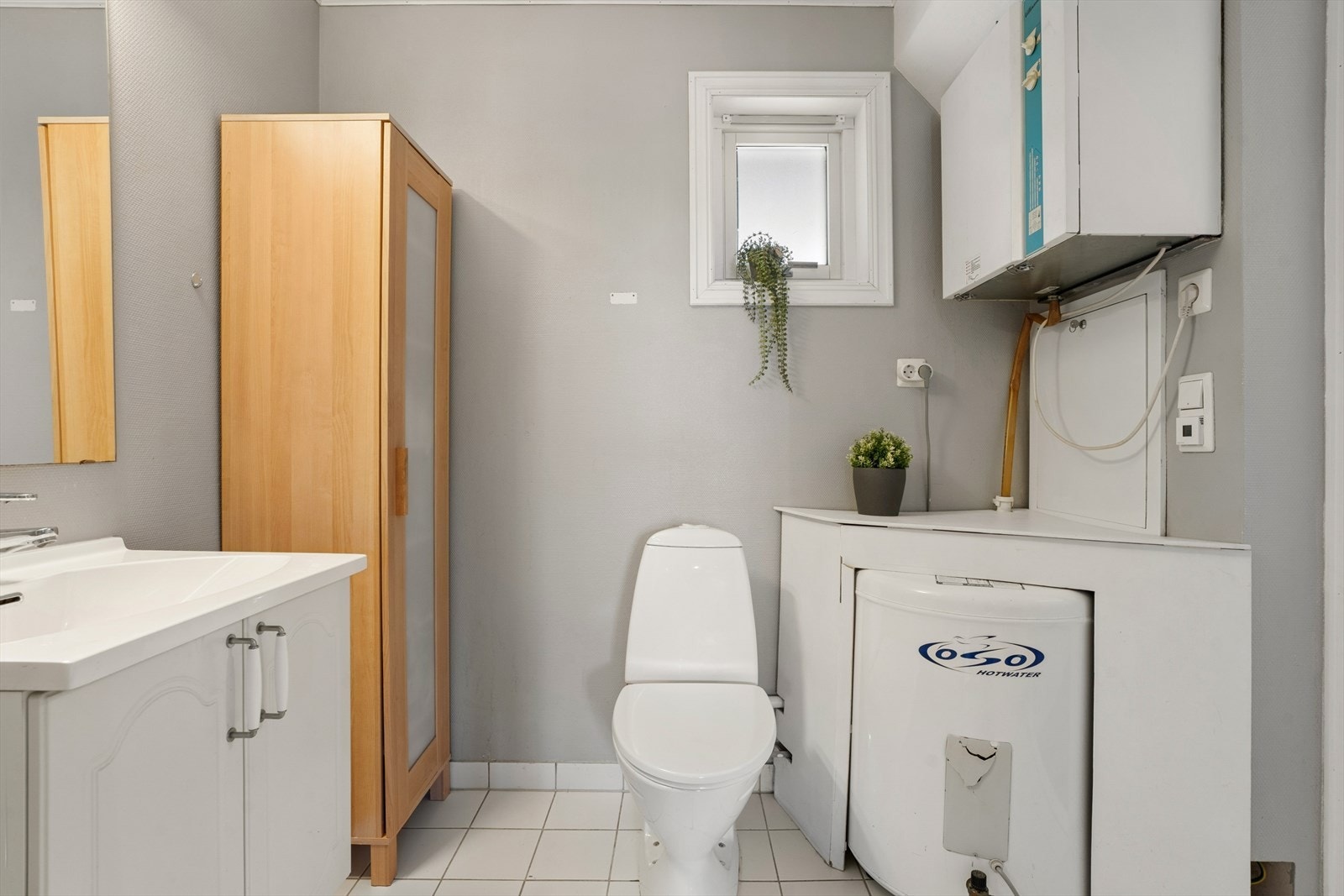 Badet er utstyrt med hvit baderomsinnredning med underskap og heldekkende servant, dusjkabinett og gulvmontert toalett. Galleribilde