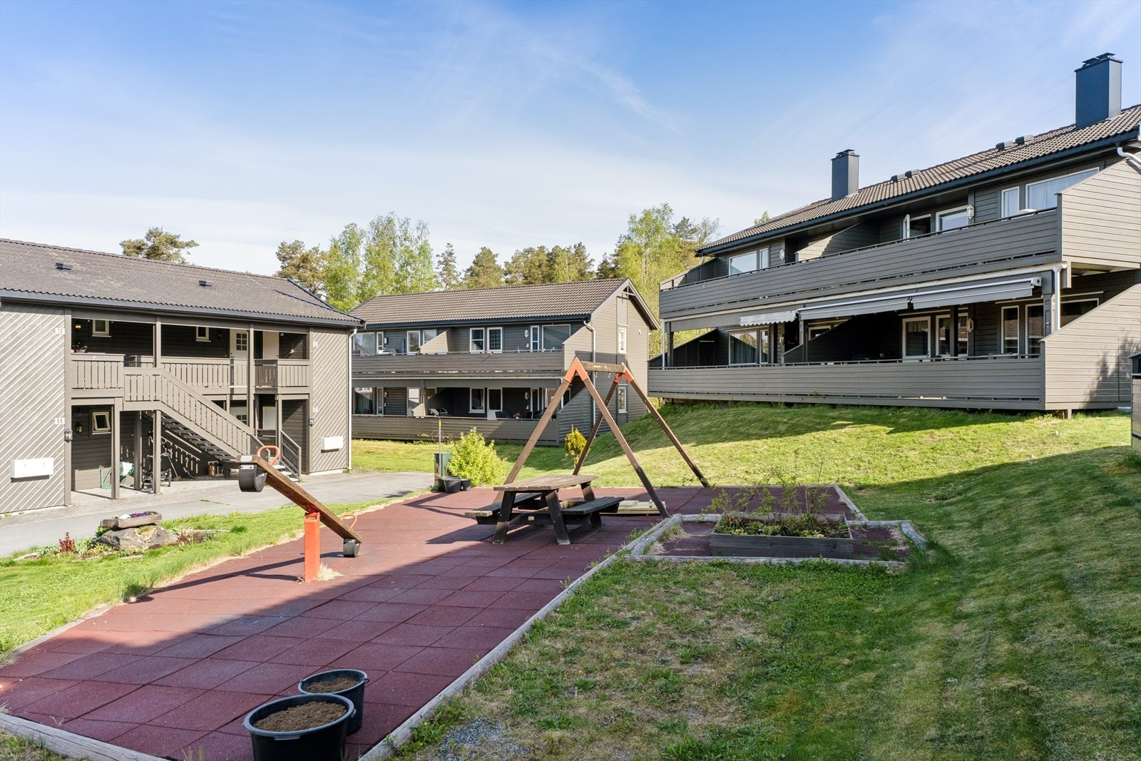 Borettslaget har pent opparbeidede fellesarealer med blant annet lekeplass. Galleribilde