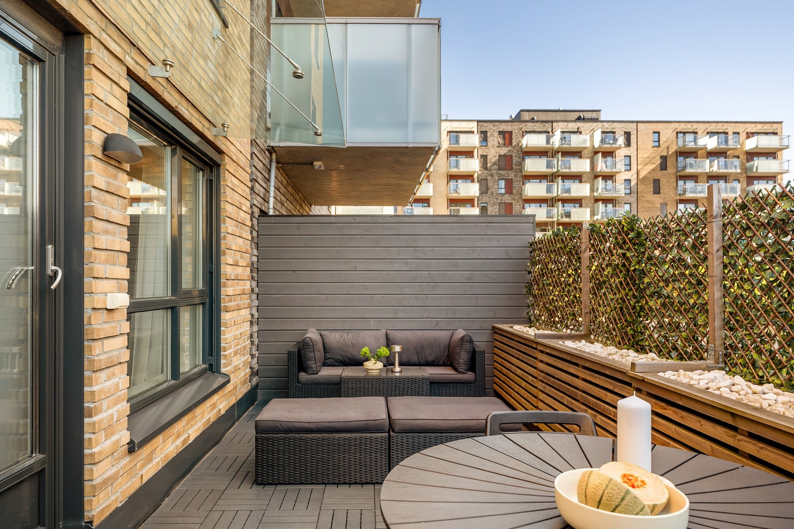 Leiligheten har en stor markterrasse på ca. 18 m2 med levegg på begge sider og skjermvegg i front. Nordvestvendt beliggenhet. Galleribilde