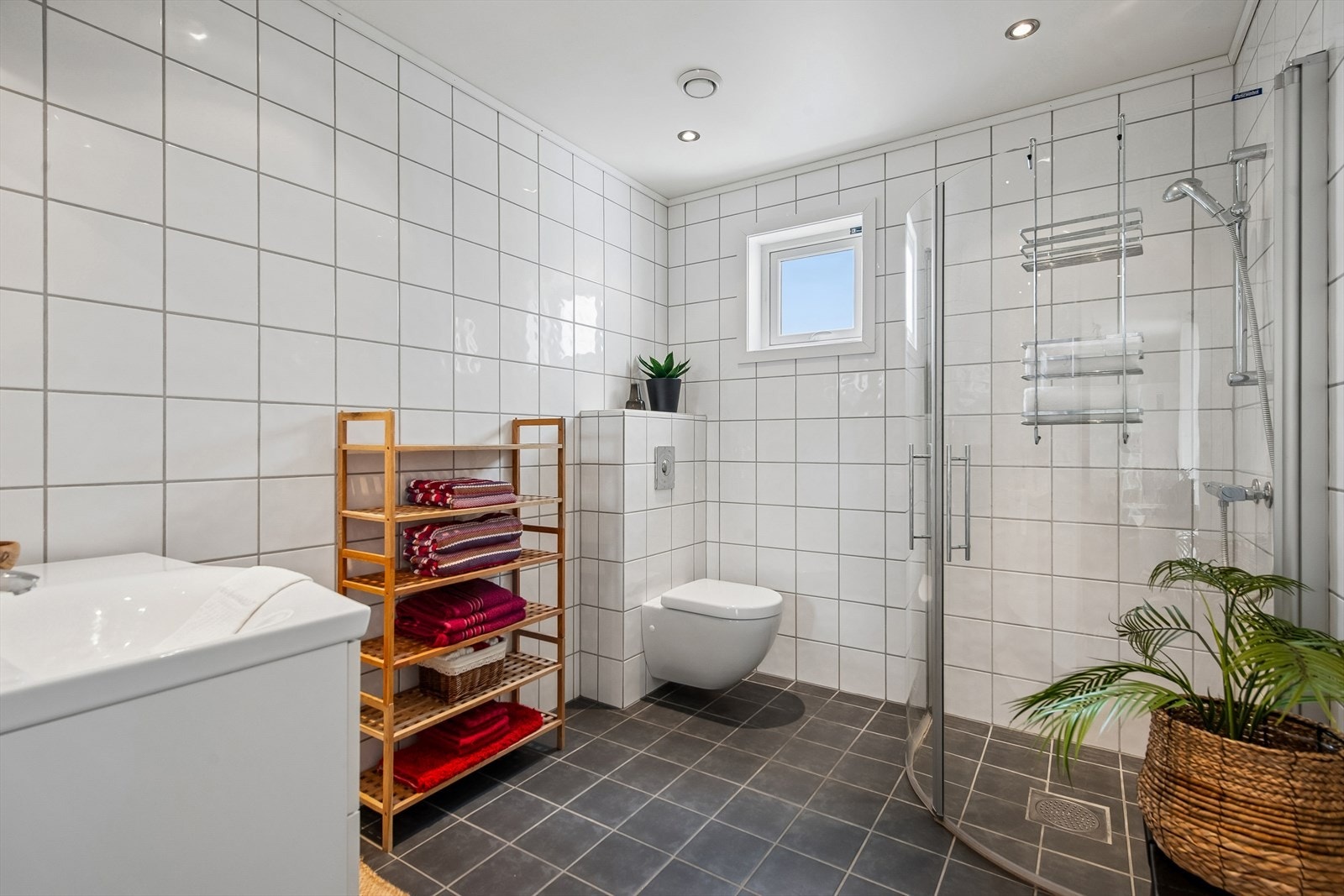 Det andre badet ligger i tilknytning til soverommene i andre etasje, og har fliser på gulv og vegger samt gulvvarme. Galleribilde