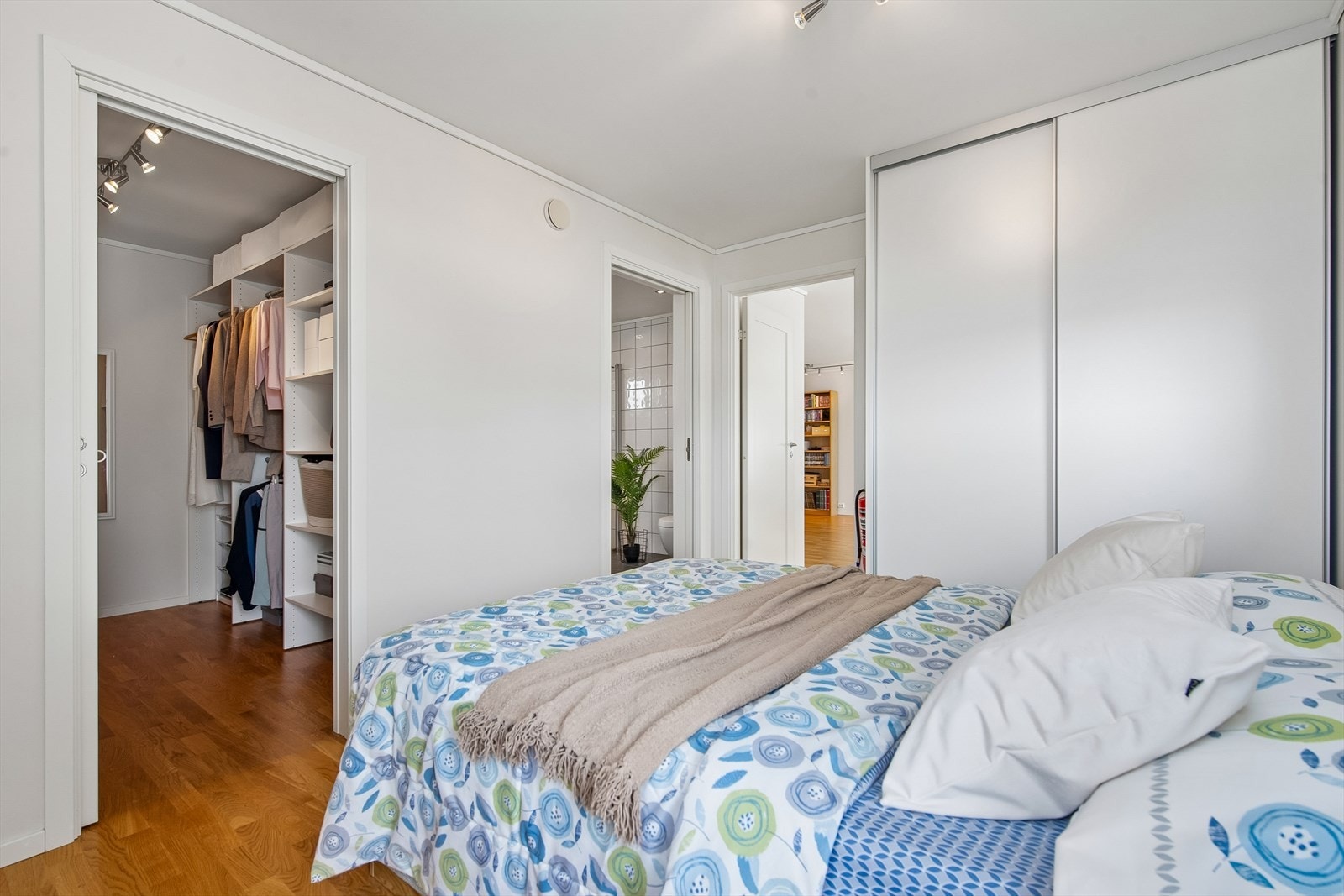 Stort soverom i andre etasje med direkte adkomst til et romslig garderoberom og til badet. Galleribilde