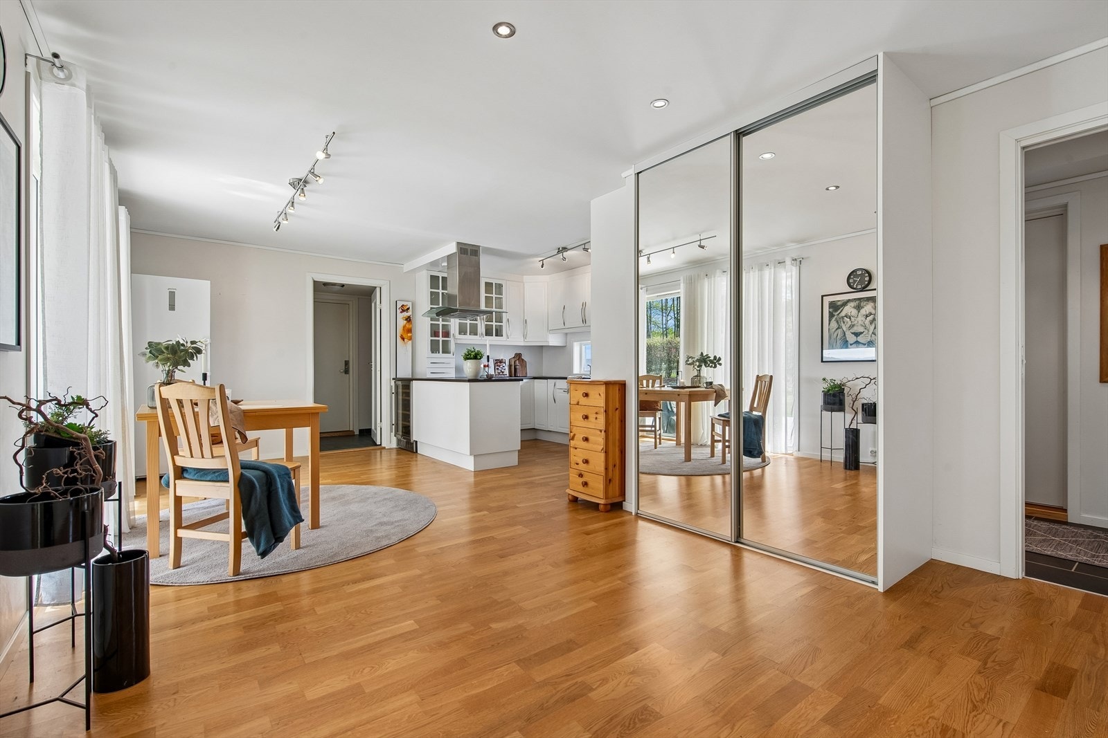 Fra entreen kommer du inn et åpent og romslig kjøkken med spiseplass. Galleribilde