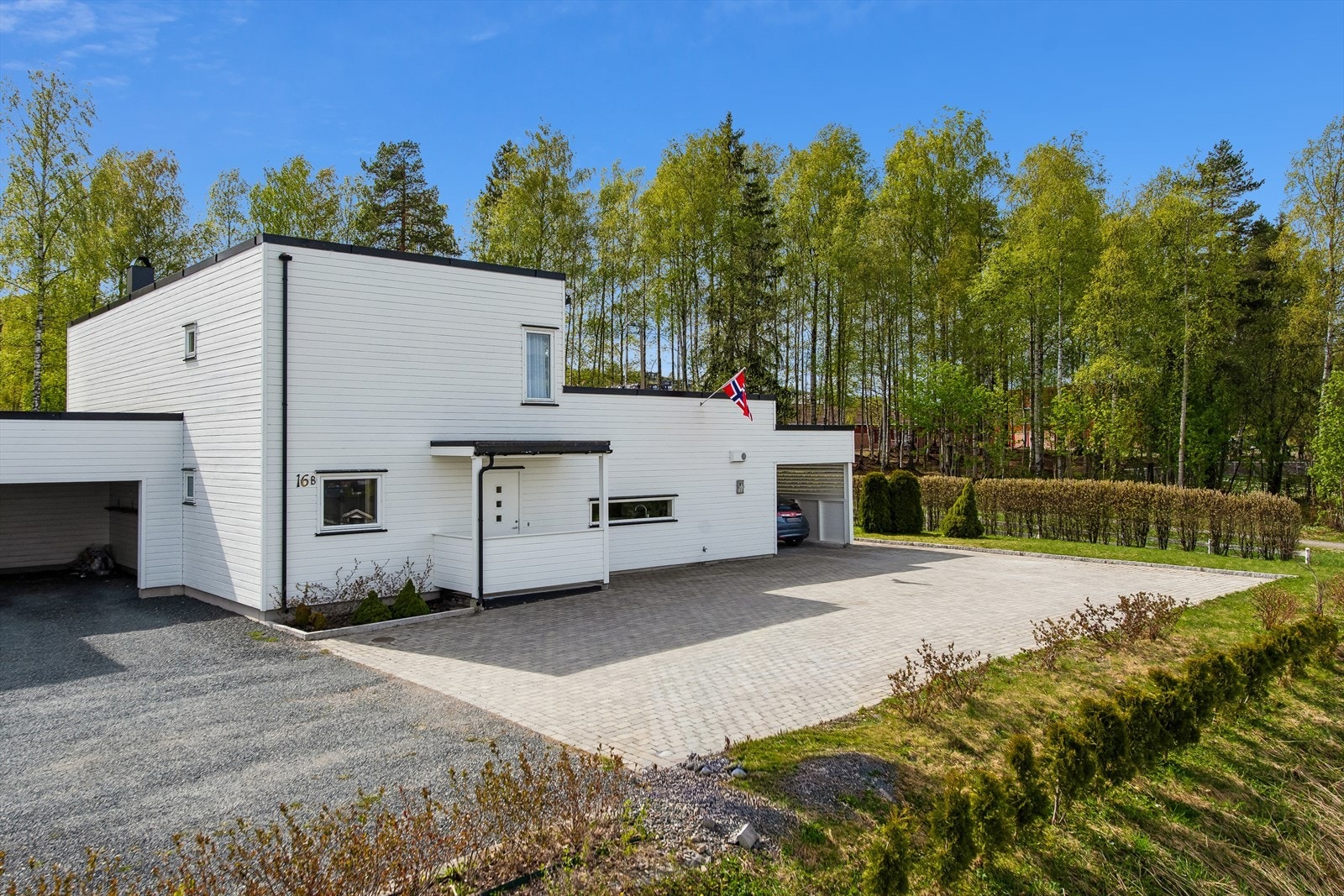 Eiendommen har et pent opparbeidet uteområde med carport til én bil, samt god plass for parkering på egengårdsplass. Galleribilde