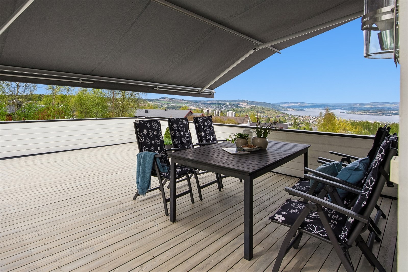 Takterrassen er romslig og har god plass til utemøbler. Stor markise skjermer godt for både sol og regn. Galleribilde