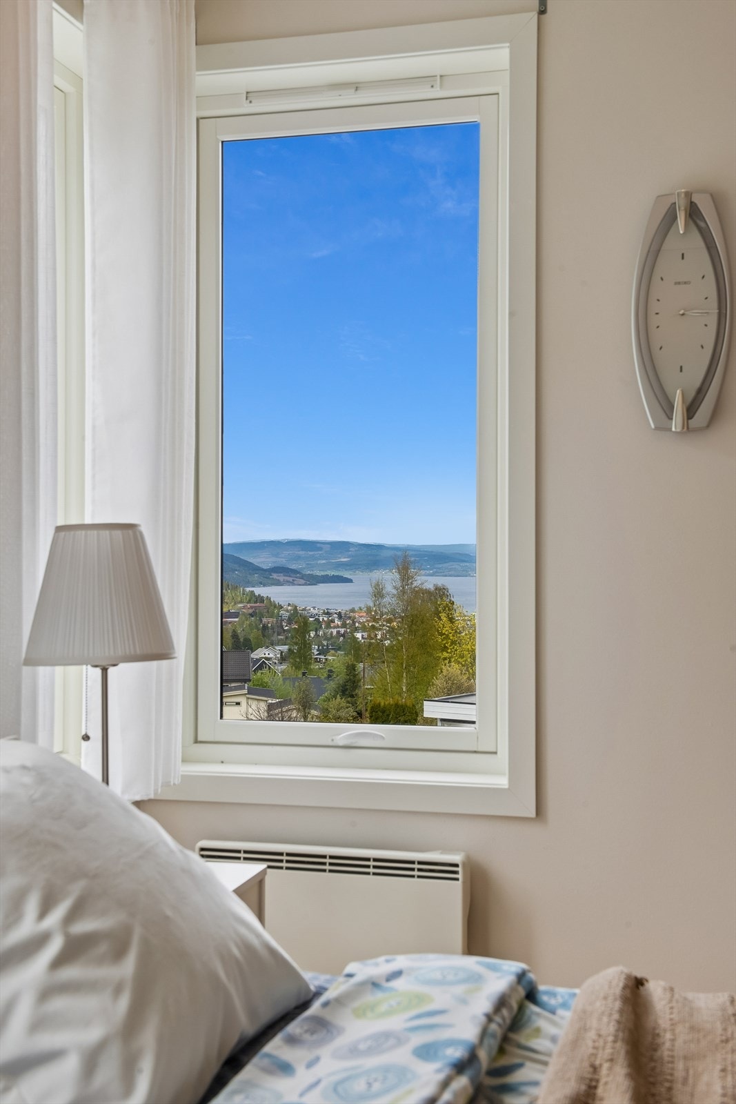Fra dette soveromsvinduet kan man nyte den samme flotte utsikten som fra terrassen. Galleribilde