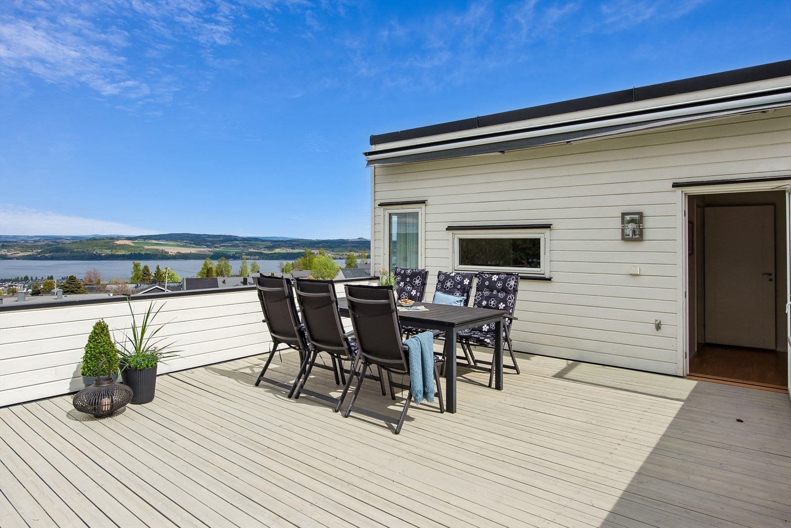 Fra takterrassen åpner det seg en vidstrakt utsikt over Gjøvik og Mjøsa. Taktekkingen ved terrassen er ny fra 2024. Galleribilde