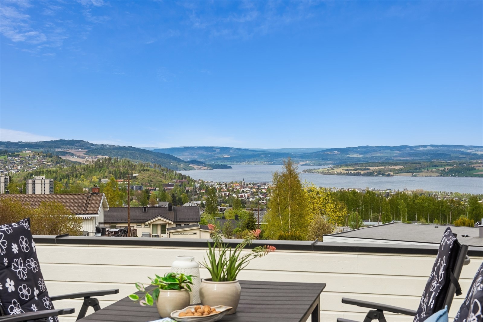 Herfra kan du nyte en fantastisk utsikt over landskapet og Mjøsa. Galleribilde