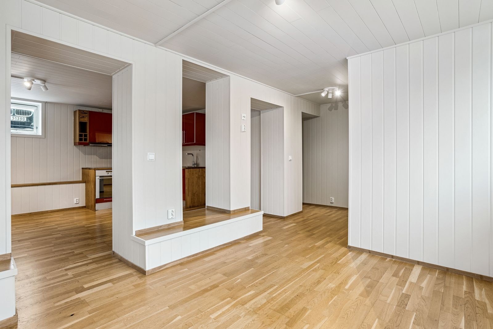 Det er idag en dør i veggen under lyset. Galleribilde