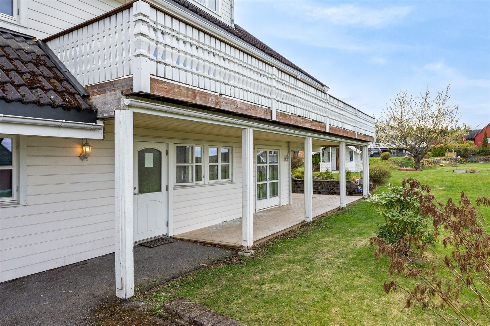Inngang og terrasseplatting i underetasjen. Galleribilde