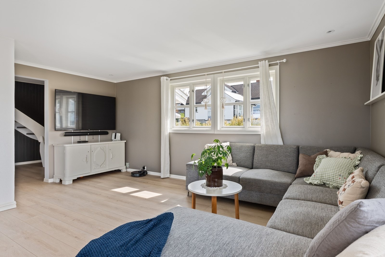 Stuen er stor med gjennomlys og flere innredningsmuligheter. Galleribilde