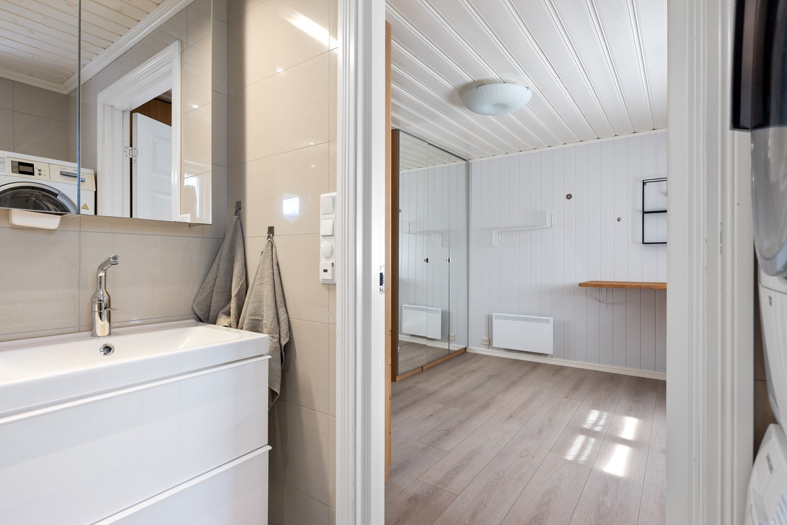 Badet i 1.etasjen er tilknyttet soverom. Galleribilde