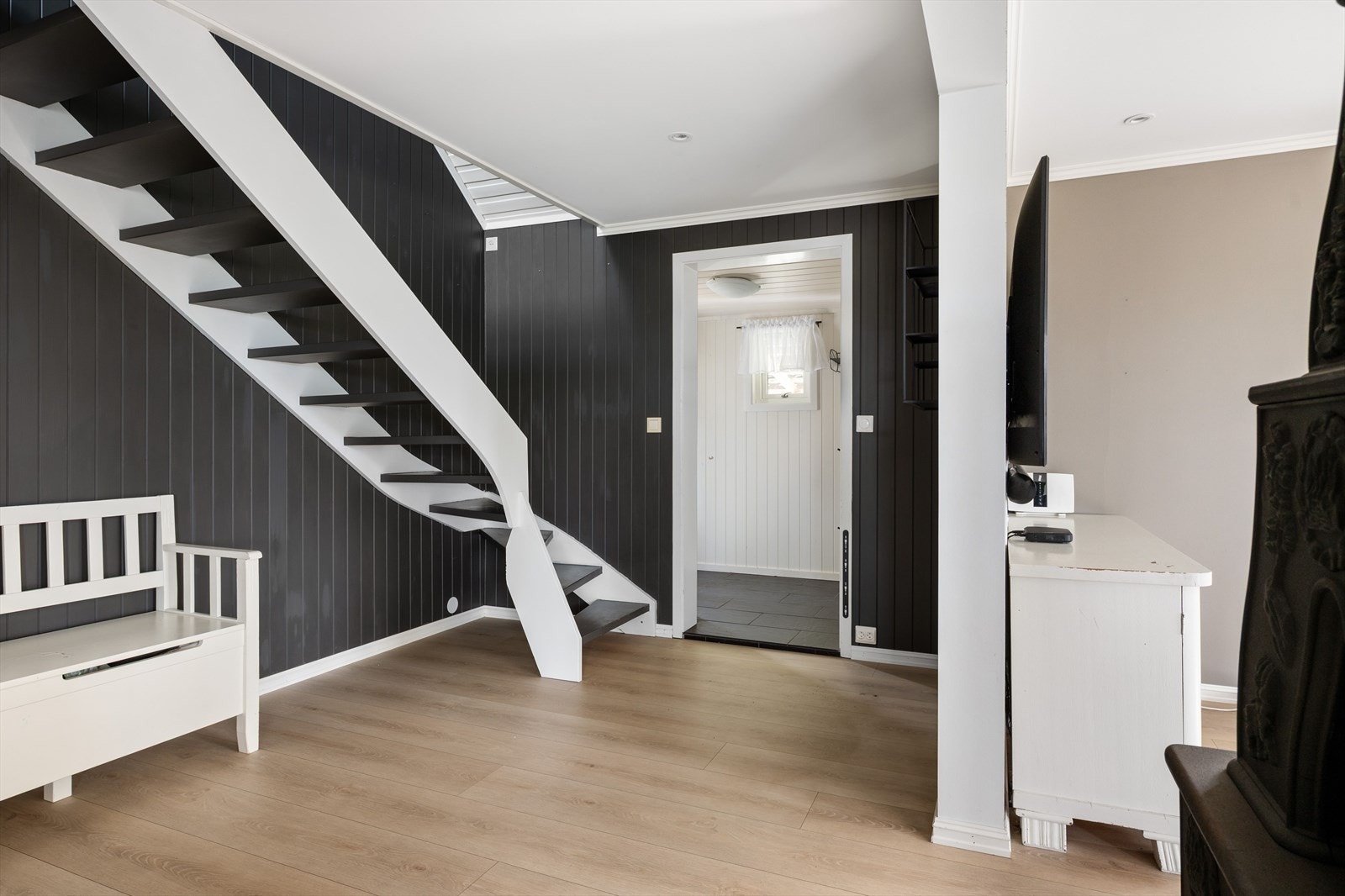 Romslig hall/trappegang med plass til ytterliggere gang- og oppbevaringsmøblement. Galleribilde