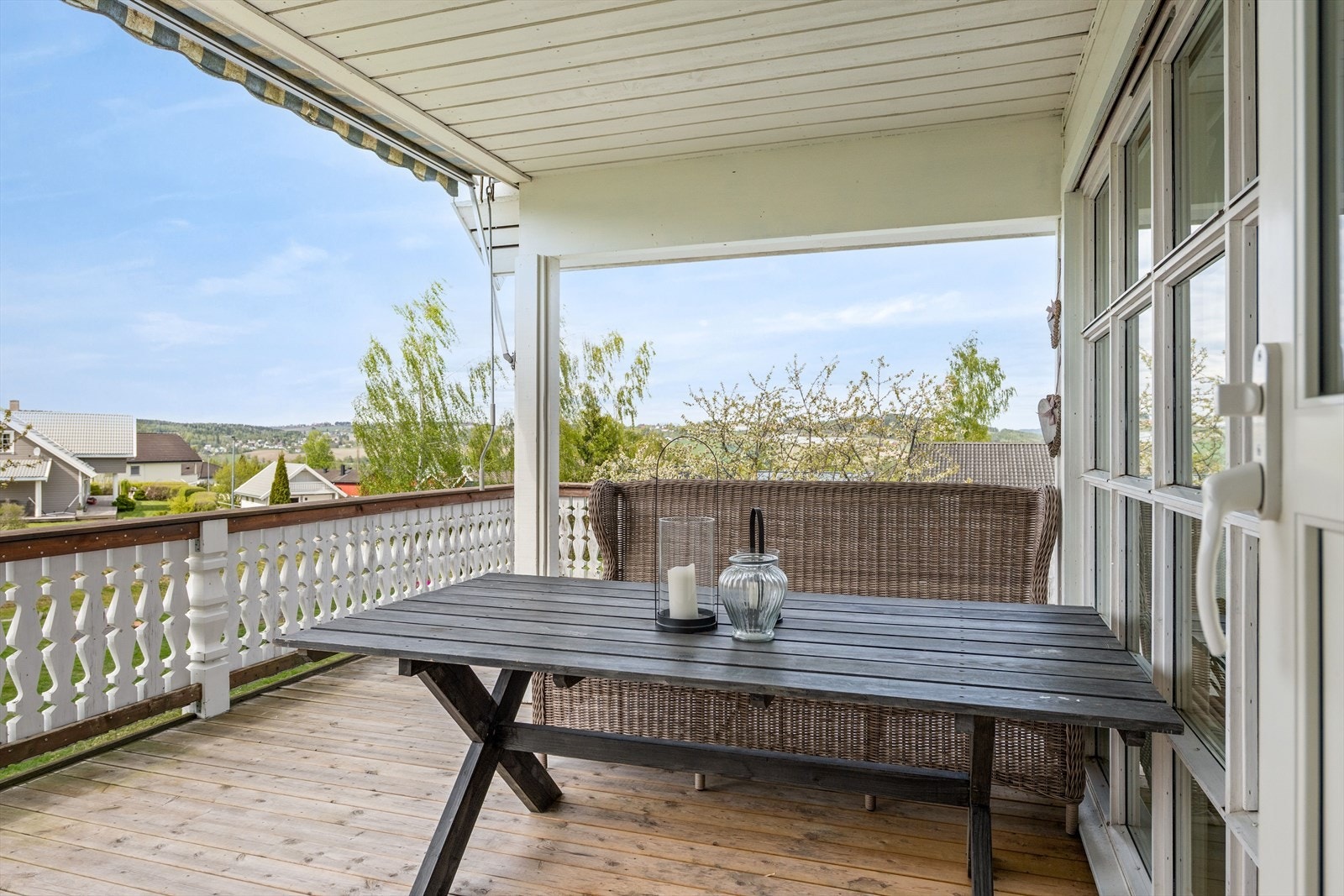 Overbygget uteplass med terrassemarkise. Galleribilde