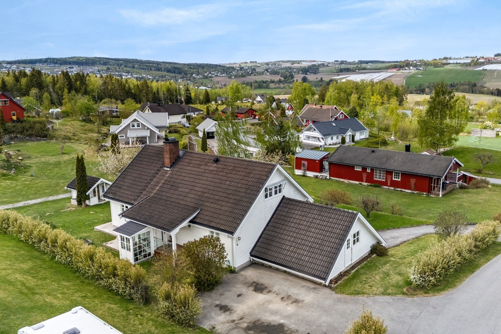 Eiendommen har asfaltert gårdsplass både oppe og nede. Galleribilde