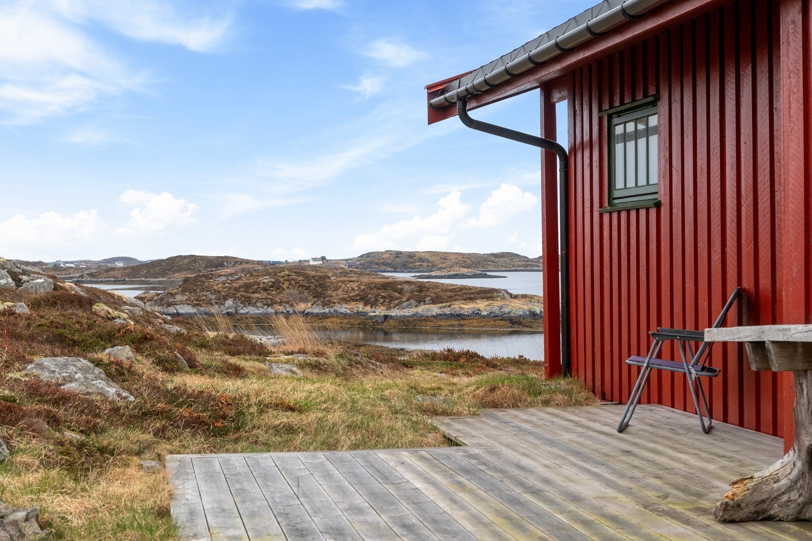 Her kan man nyte en fantastisk utsikt over både sjø og omkringliggende natur. Galleribilde
