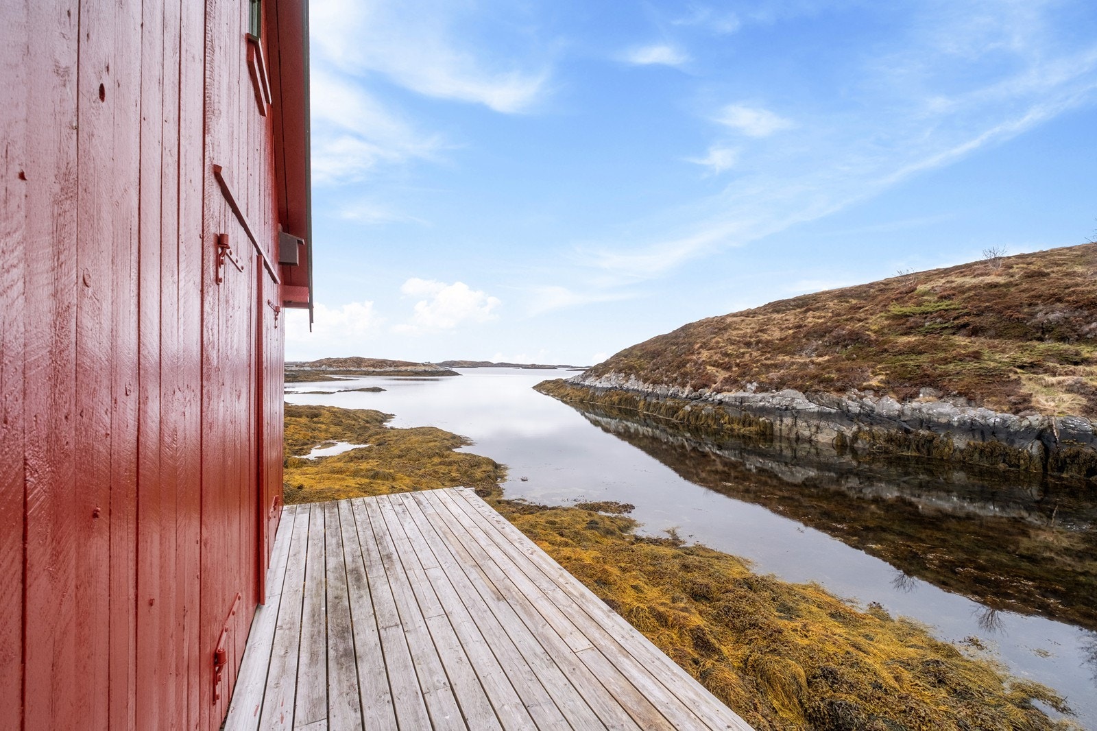 Terrassen foran sjøhuset med fantastisk utsikt mot havet og det omkringliggende landskapet. Galleribilde