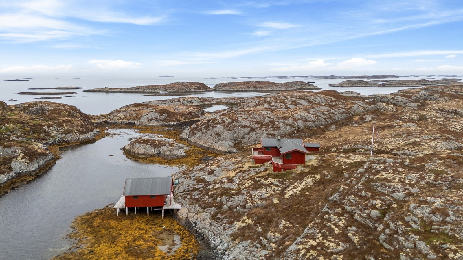 Eiendommen består av flere bygninger og ligger i et naturskjønt område. Galleribilde