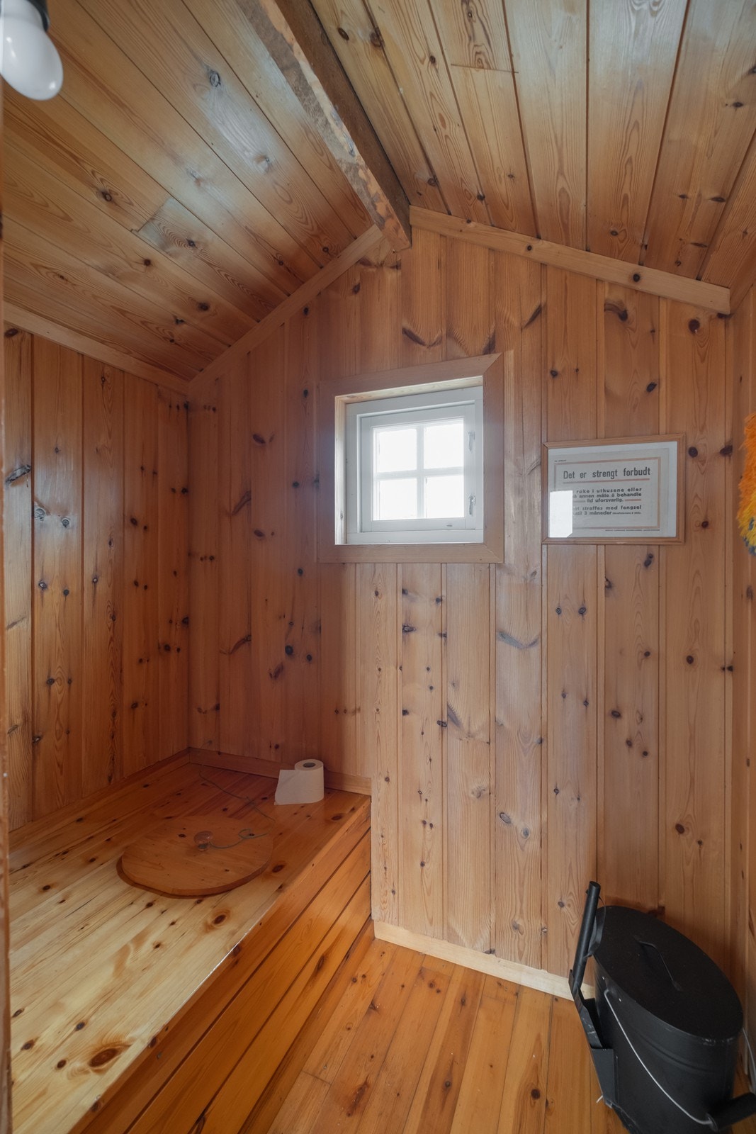 Utedoen har solide vegger i bindingsverk og stående kledning. Galleribilde