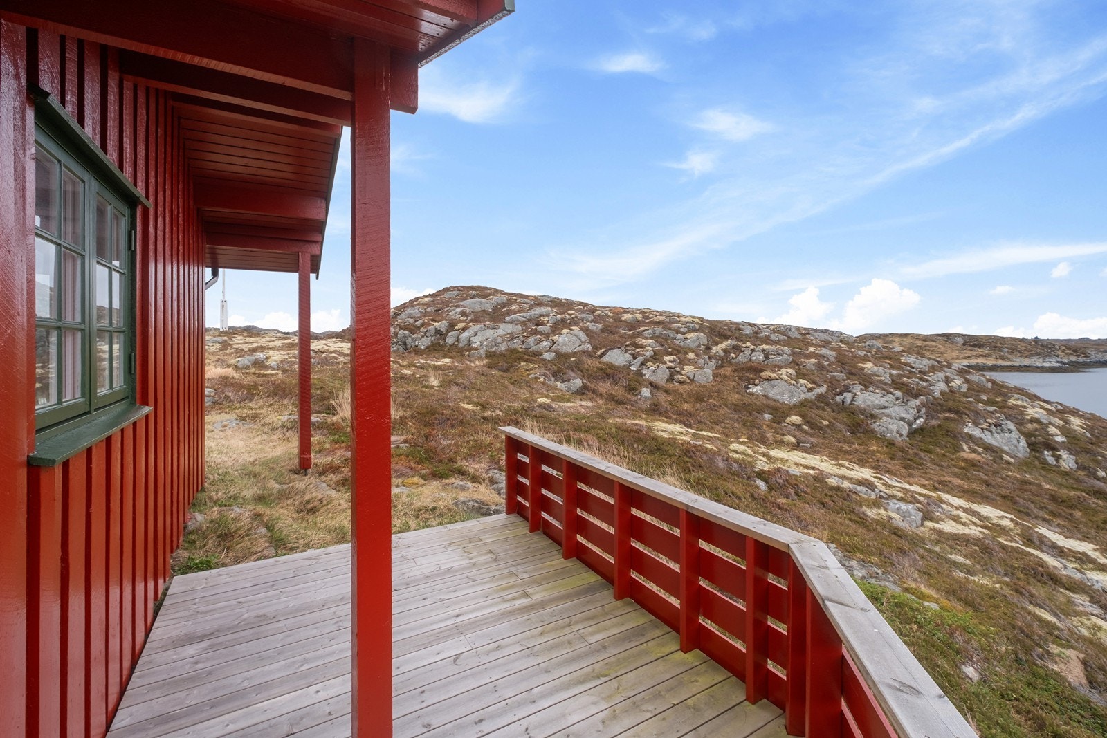 Terrassen har direkte tilgang til naturtomten som ligger rundt eiendommen. Galleribilde