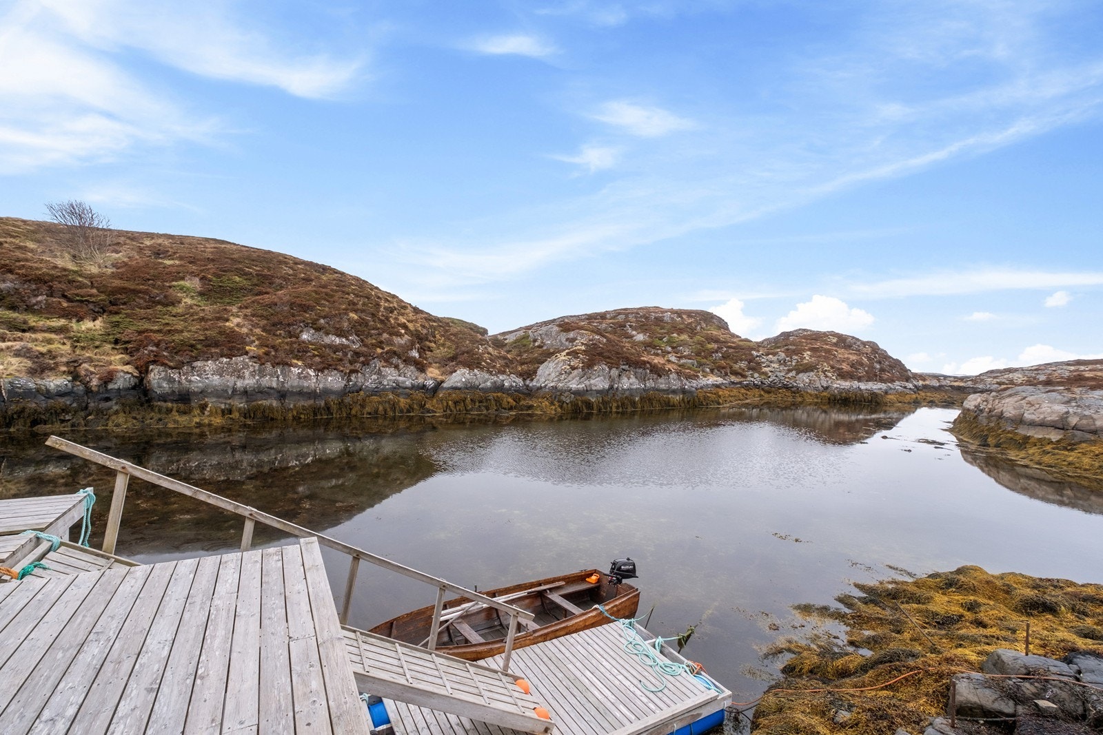 Bryggen ved eiendommen gir direkte tilgang til sjøen og er ideell for båtliv. Galleribilde
