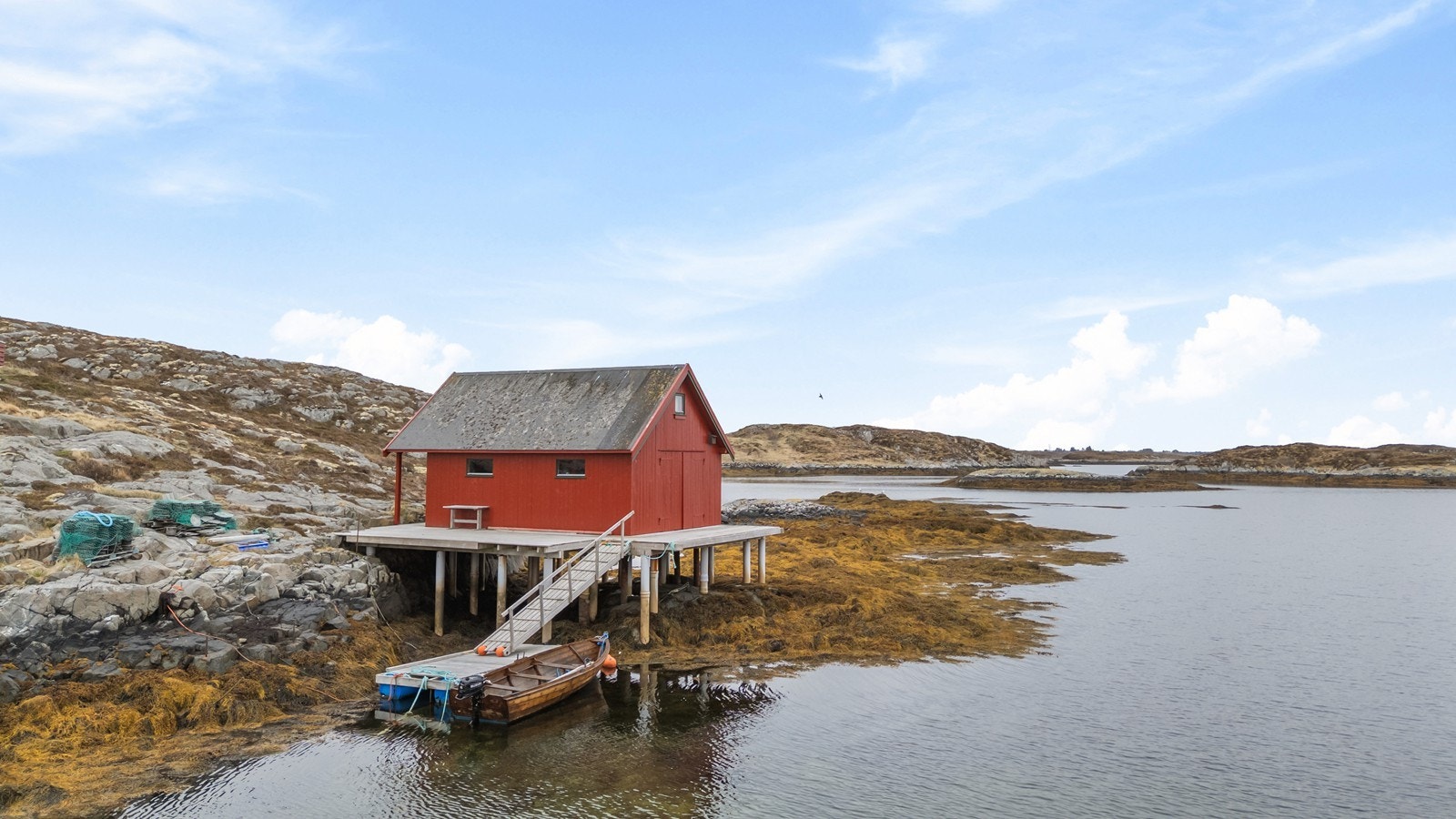 Bryggen ved sjøhuset gir enkel tilgang til båten og sjøen. Galleribilde