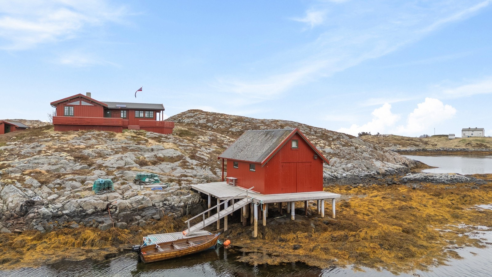 Eiendommen er nydelig plassert i naturlige omgivelser med umiddelbar nærhet til sjøen. Galleribilde