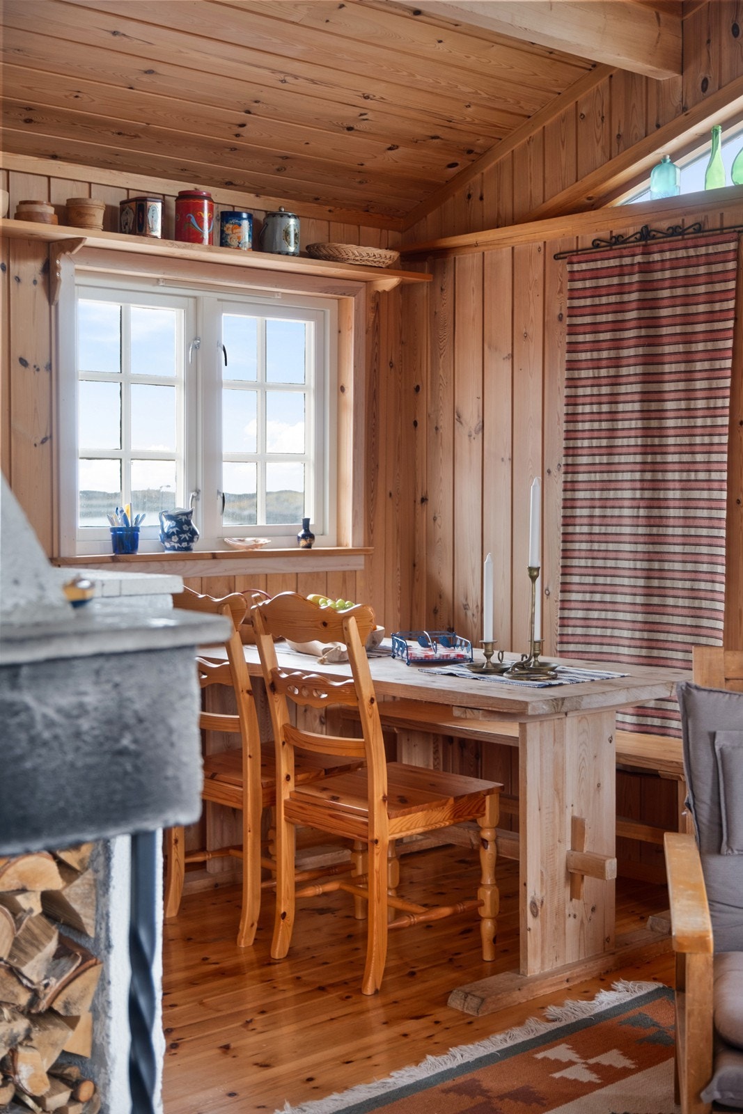Mange vinduer sørger for godt med dagslys inn i rommet. Galleribilde