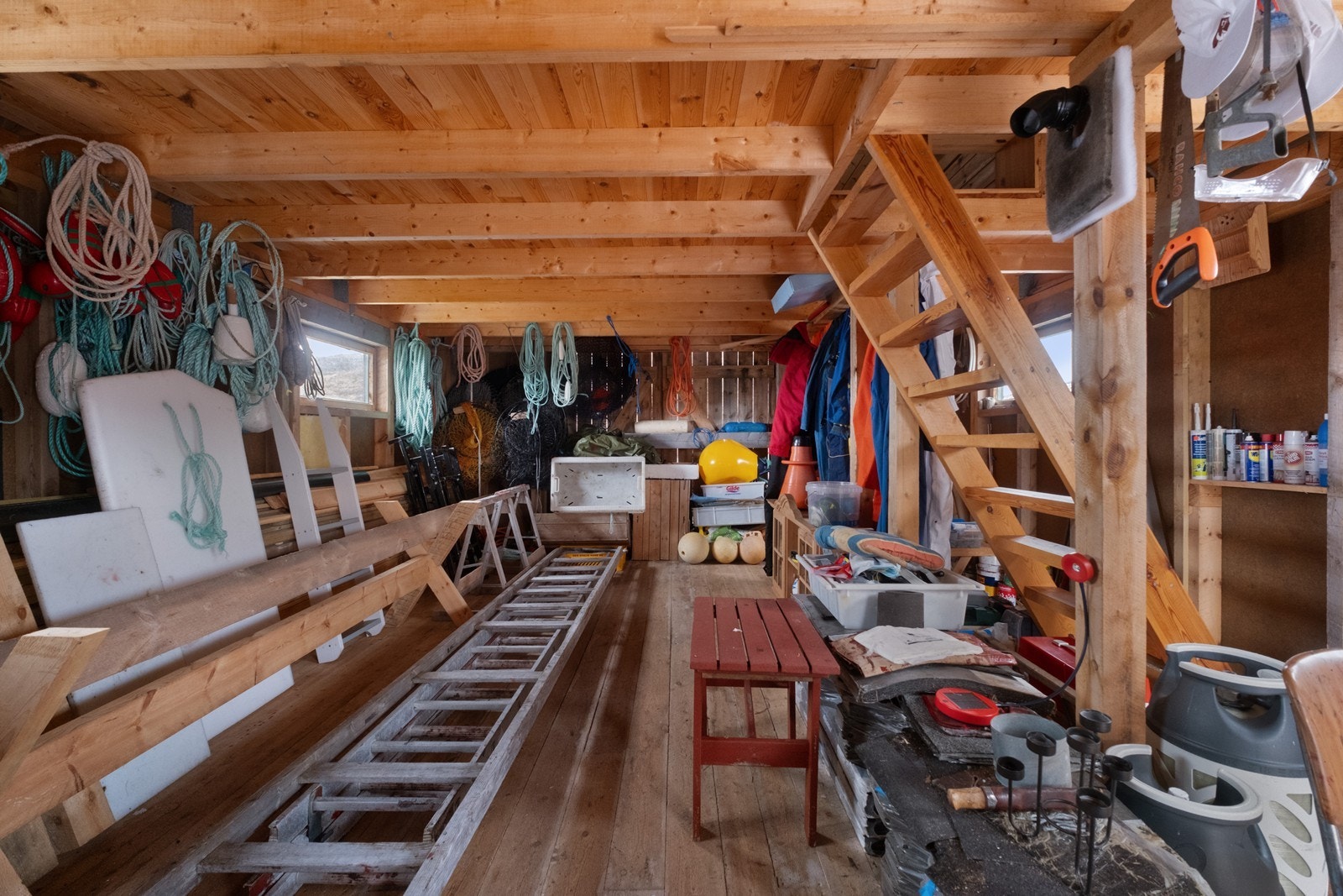 Innvendig er sjøhuset innredet til oppbevaring. Galleribilde
