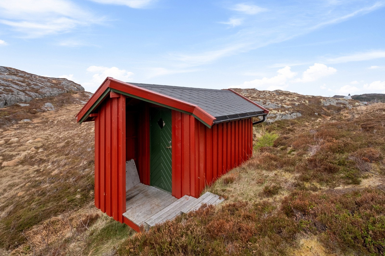Utedoen er oppført på betongsøyler på fjell og har tak av pappshingel. Galleribilde