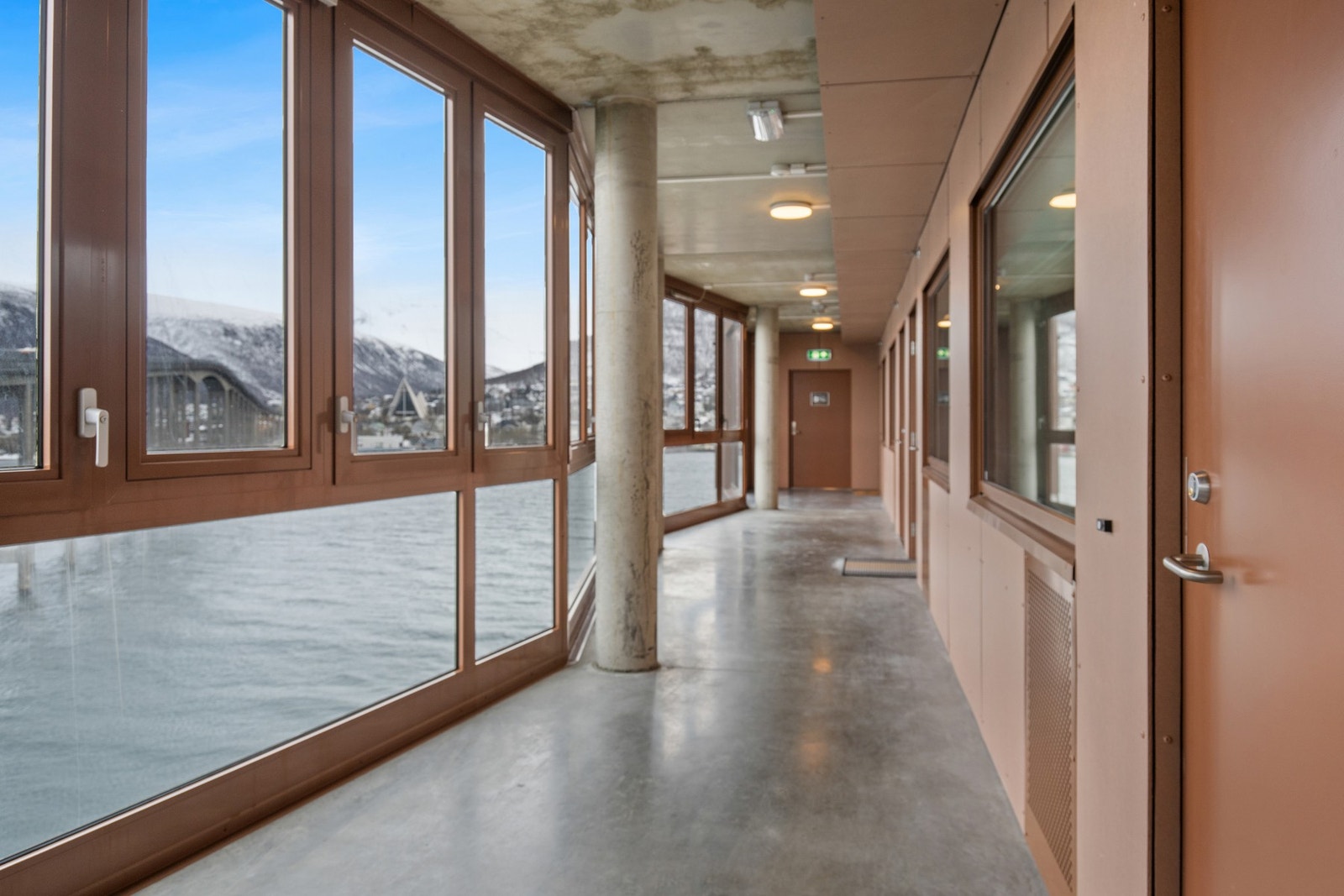 Adkomst til leiligheten skjer via en lys og lukket svalgang med heisforbindelse. Galleribilde