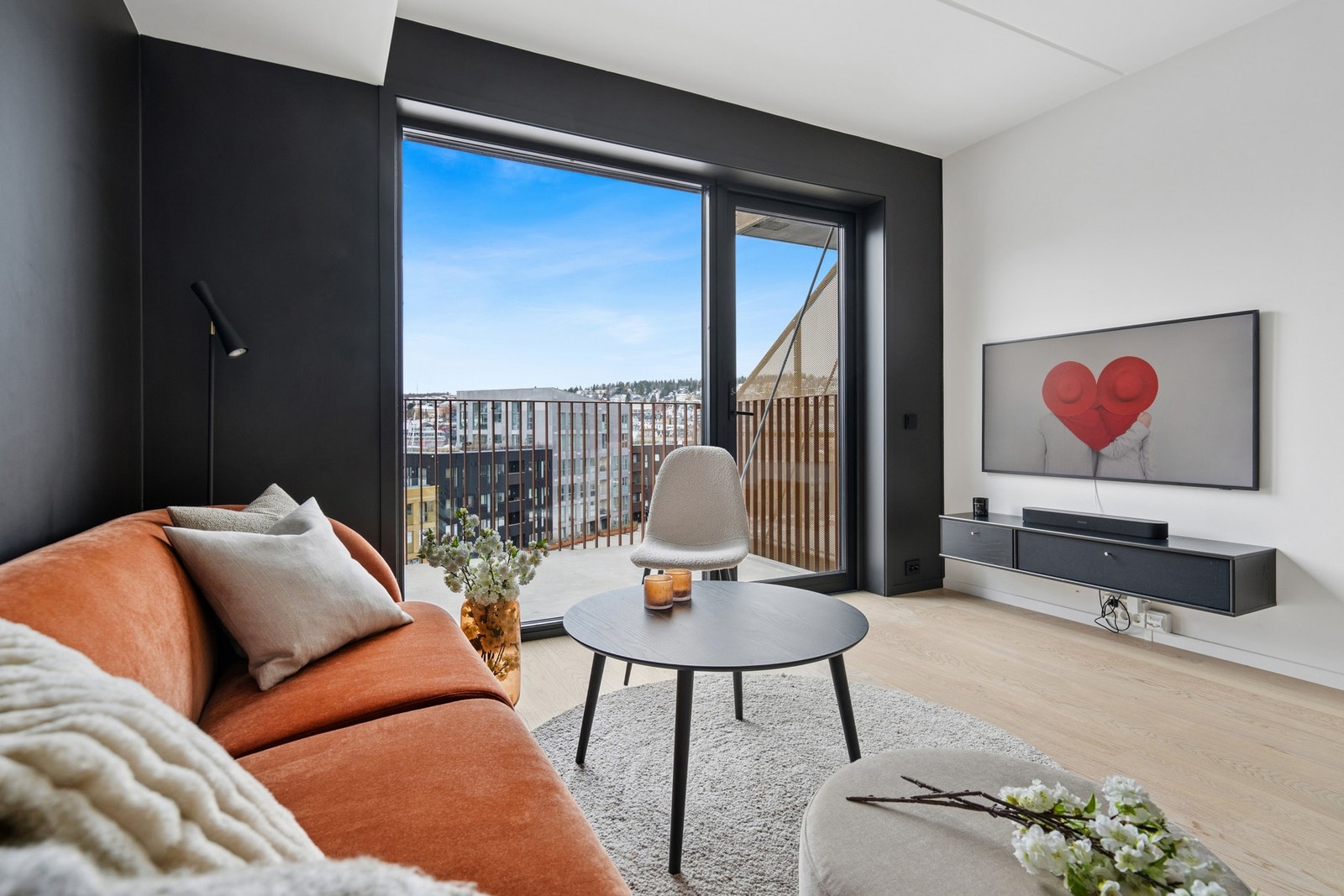 Åpen løsning mellom stue og kjøkken gir en sosial og luftig atmosfære. Galleribilde