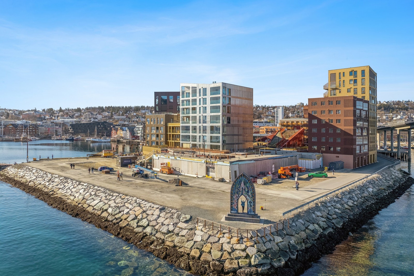 Vervet er et moderne boligprosjekt med opparbeidede uteområder og promenade langs sjøen. Galleribilde
