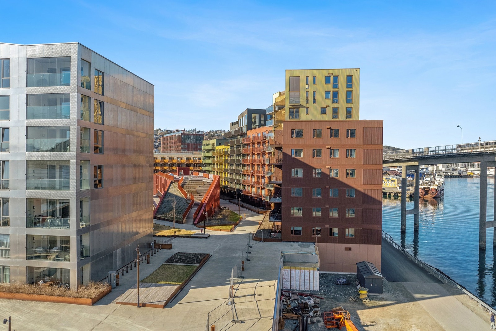 Bygget har en moderne fasade med en kombinasjon av trepanel, glass og fasadeplater. Galleribilde