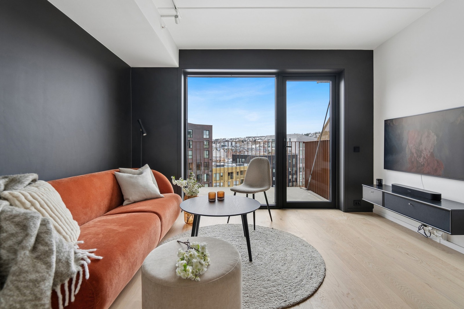 Stuen varmes opp med fjernvarme via radiator, og har gjennomgående parkett på gulvet. Galleribilde