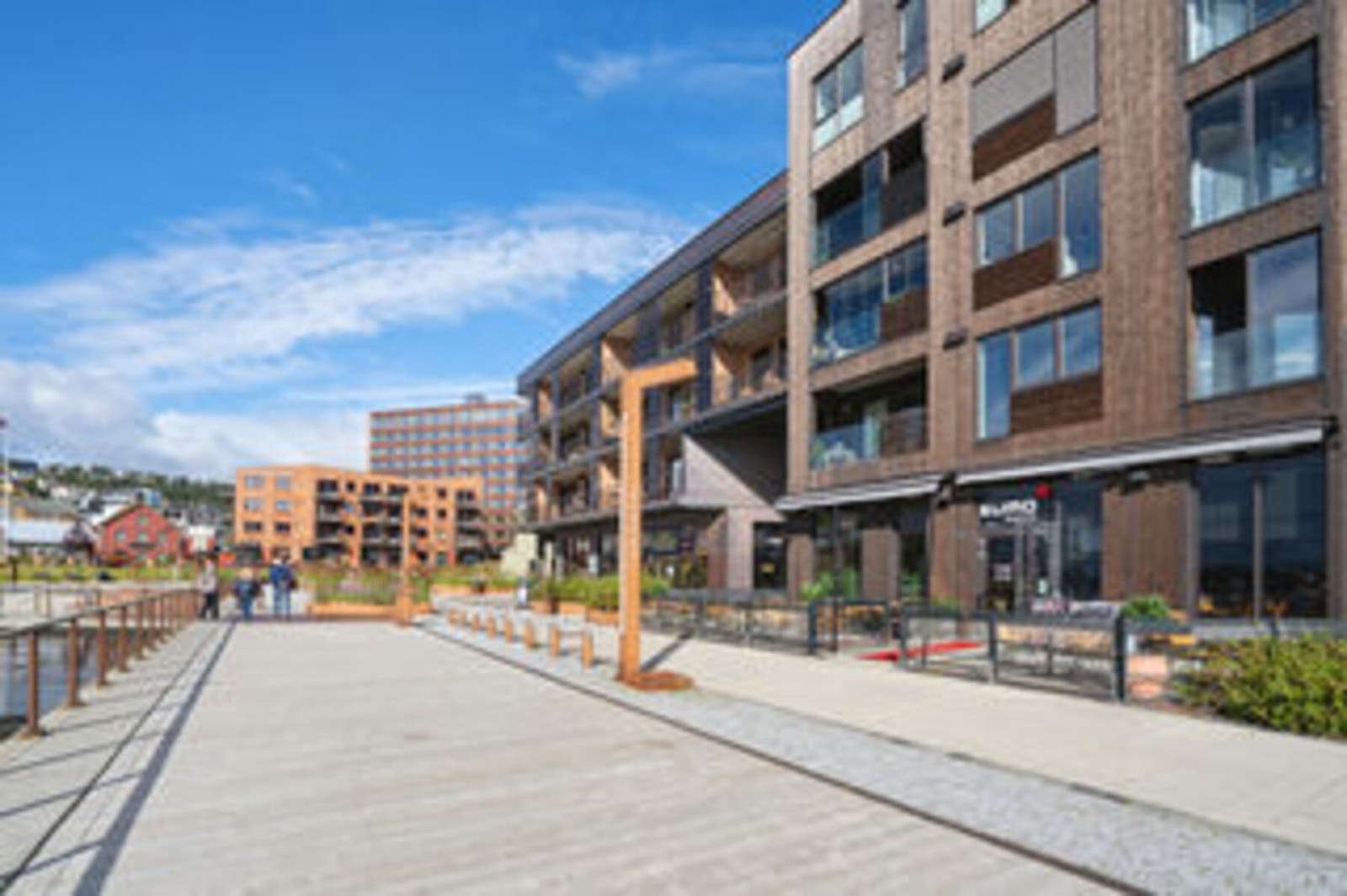 Langs havnepromenaden finnes serveringssteder og servicetilbud rett utenfor døren. Galleribilde