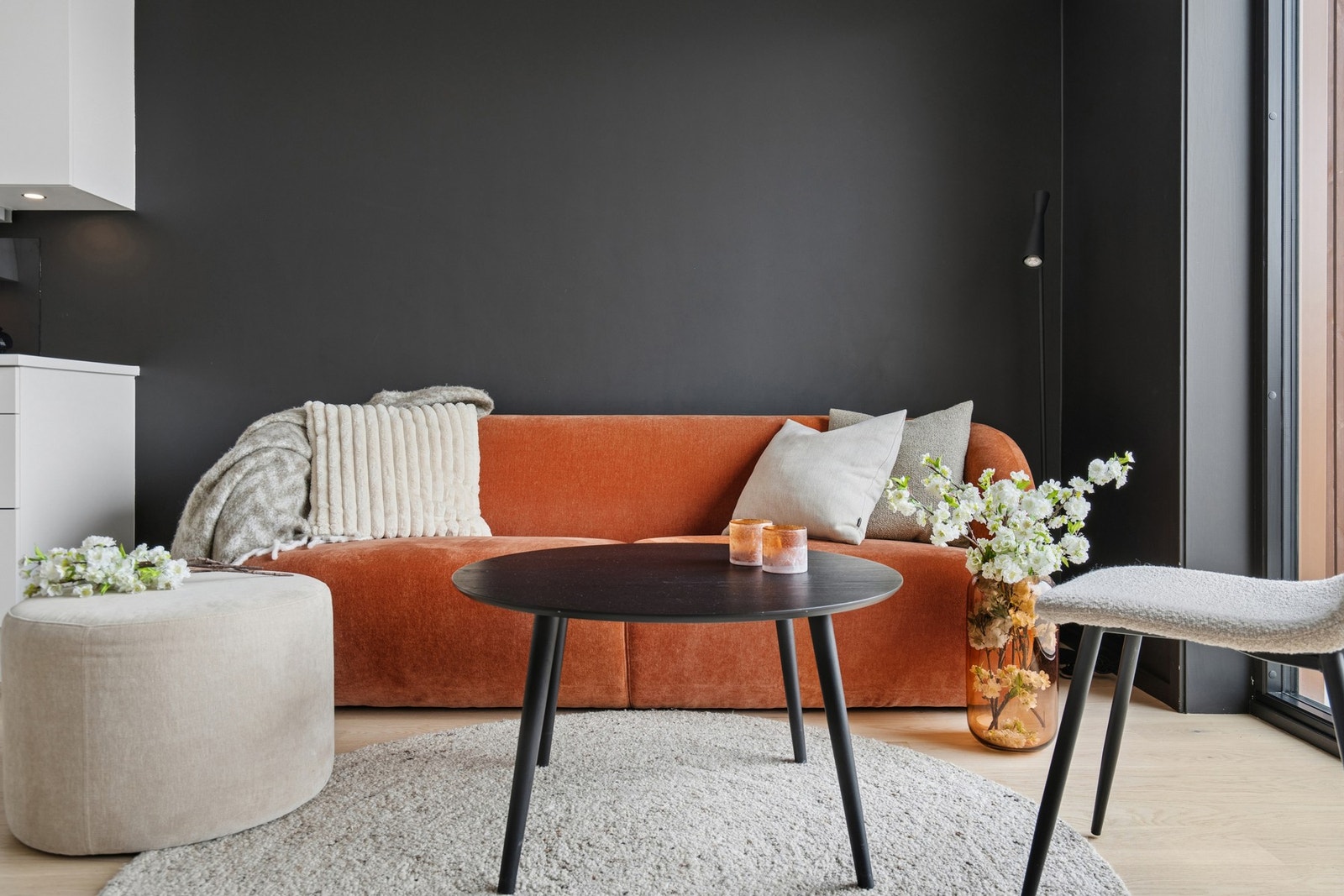 Gjennomgående materialvalg med parkett på gulv og malte, slette vegger. Galleribilde