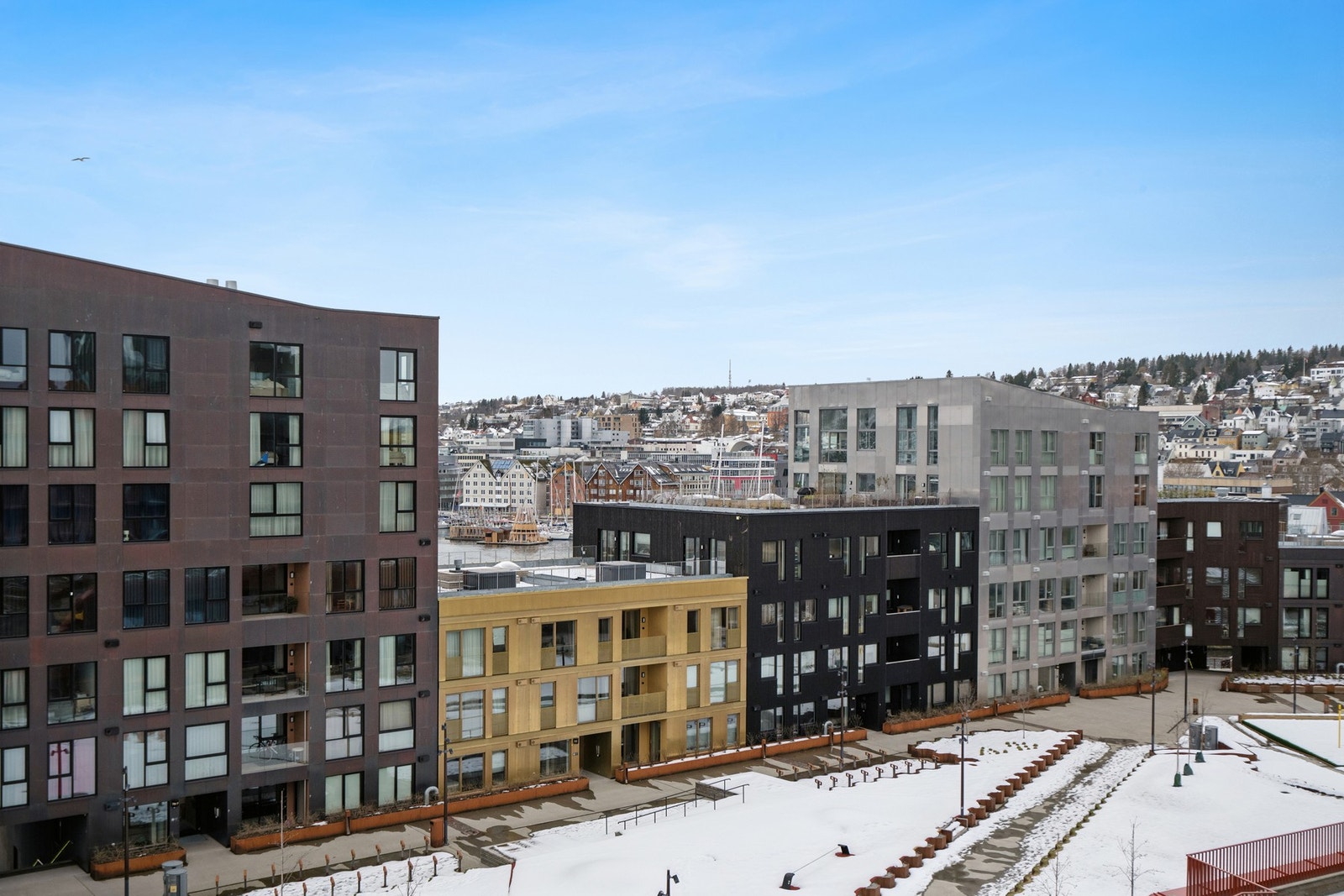 Utsikt over nærområdet og mot Tromsø sentrum. Galleribilde