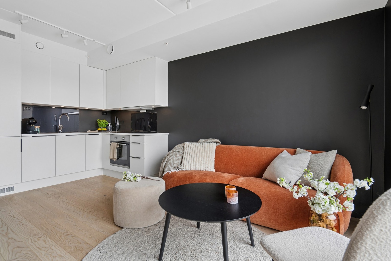 Kjøkkeninnredningen har slette fronter og er utstyrt med integrert kjøl/frys, stekeovn, induksjonstopp og oppvaskmaskin. Galleribilde