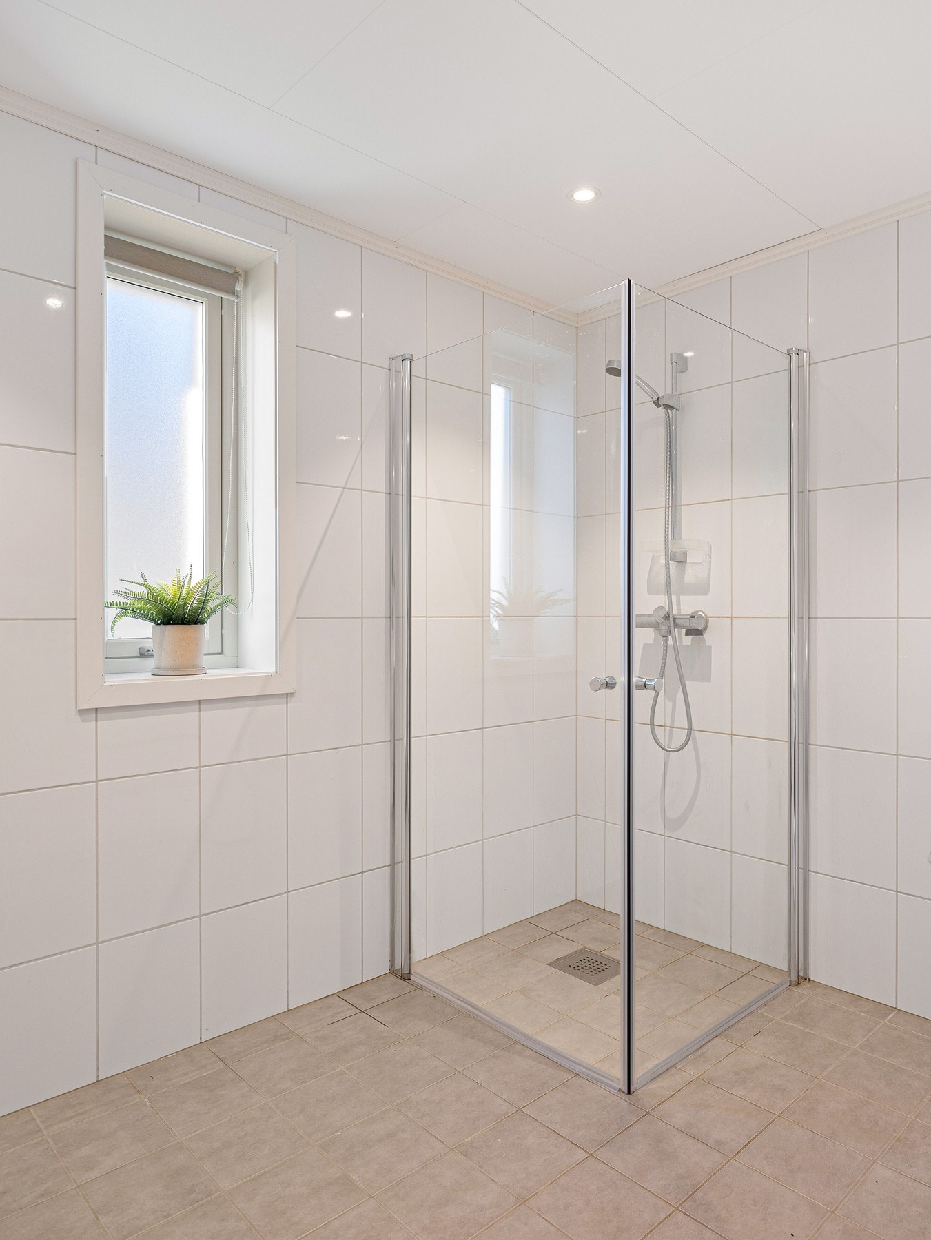 Badet har en romslig løsning. Dusjhjørne med innfellbare glassvegger. Galleribilde