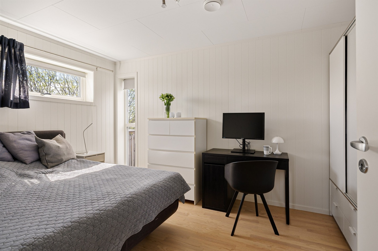 Boligen inneholder 3 gode soverom. Her ser man hovedsoverom som har meget god plass til garderobe og skrivebord. Galleribilde