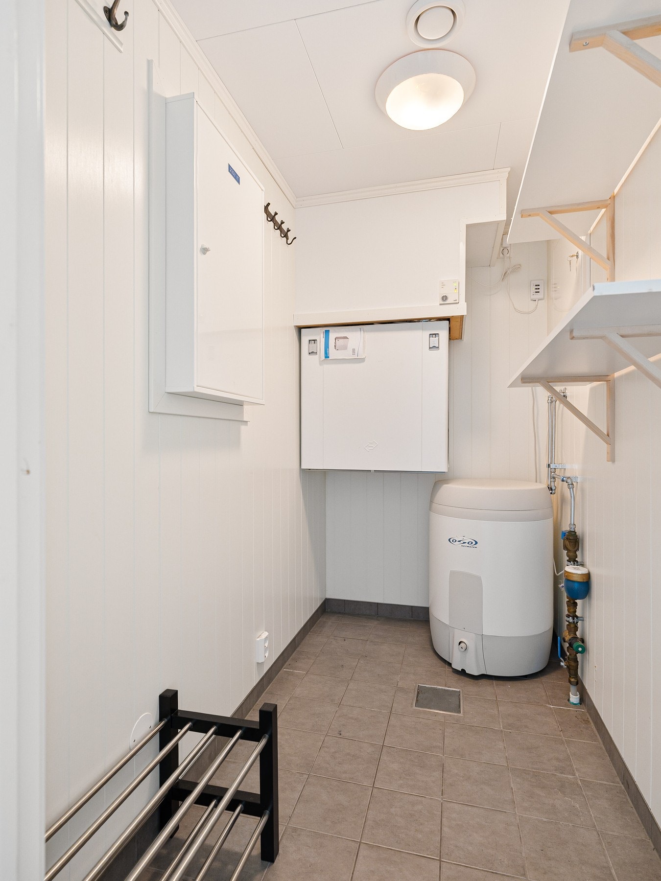 Eget teknisk rom med flis på gulv og sluk. God plass til lagring. Galleribilde