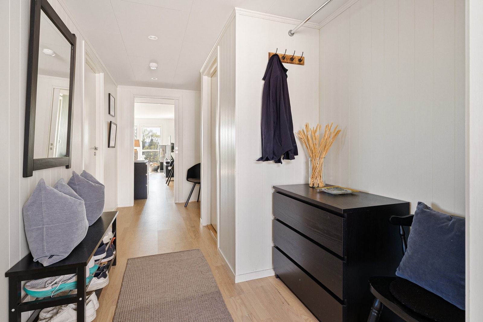 Romslig entré/inngangsparti med plass til garderobe/kommode/klesavheng. Galleribilde