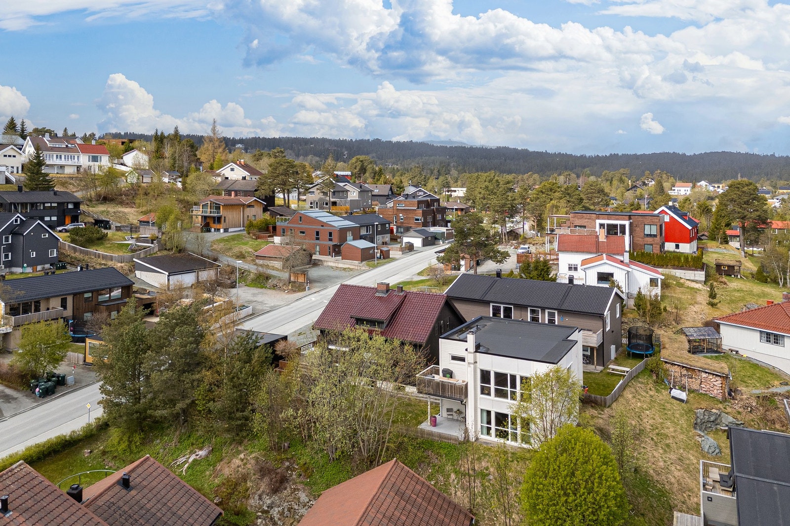 Svært kort vei til attraktive Bymarka med sitt brede turstinett, sommer som vinter. Godt tilrettelagt for turer og trening med oppkjørte skiløyper og utbredte stier. Stort miljø for dette i området Galleribilde