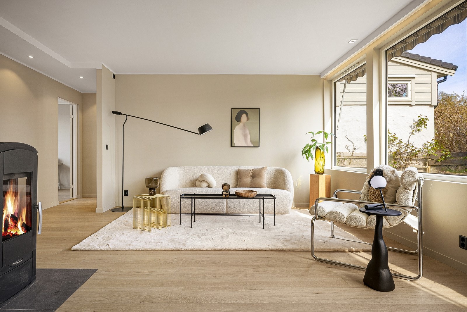 En ny peisovn er installert i stuen, et sentralt element for varme og hygge. Galleribilde
